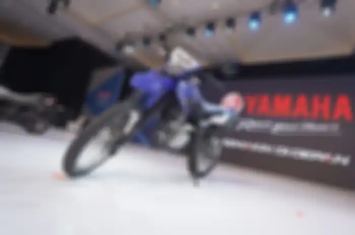 Yamaha WR 155R pakai mesin yang sama dengan motor 155 cc lain, sokbreker depannya memakai model teleskopik