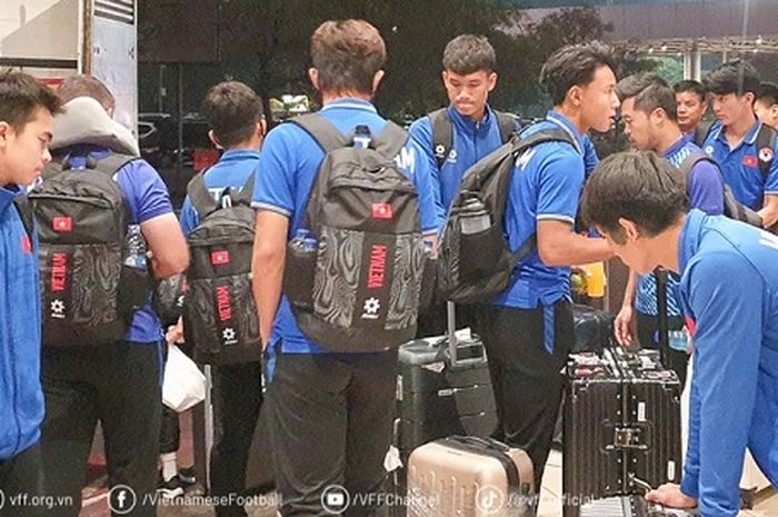 Momen skuad Timnas U-19 Vietnam tiba di Ho Chi Minh City pada Kamis (25/7/2024) malam waktu setempat, raut wajah pemain tampak lesu.