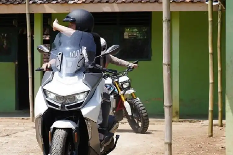 Ariel Noah Sambangi Salatiga, Gading Martin Jelajah Yogyakarta Naik BMW C400 GT, Usung Misi Mulia