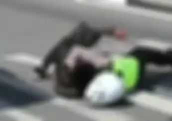 Heboh.. Viral Video Baku Hantam Polisi dengan Penjahat di Atas Aspal