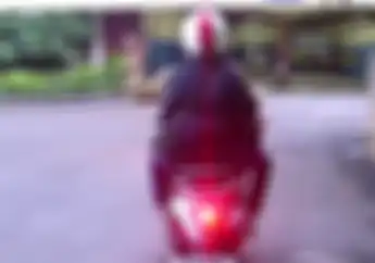 Dikabarkan Sakit usai Diperiksa Polisi,  Vanessa Angel Kabur Naik Vespa Sprint Bareng Pacarnya