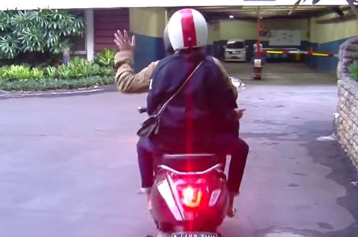 Vanessa Angel dan kekasihnya menghindari wartawan usai menggelar jumpa pers.