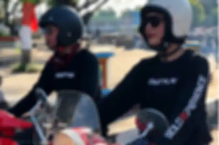Style Poppy Sovia riding dengan Vespa