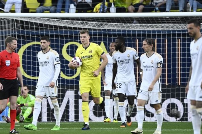 Striker Villarreal, Alexander Sorloth, menjebol gawang Real Madrid pada lanjutan Liga Spanyol 2023-2024.