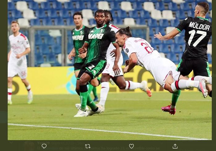 Bomber AC Milan, Zlatan Ibrahimovic, mencetak gol dalam duel Liga Italia kontra Sassuolo di Mapei Stadium, 21 Juli 2020.