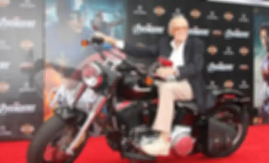 Stan Lee di atas motor yang dipakai Captain America