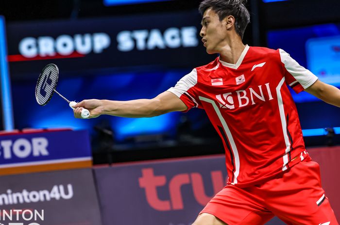 Pemain tunggal putra Indonesia, Shesar Hiren Rhustavito, mengalahkan Jia Wei Joel Koh pada partai kelima Indonesia vs Singapura di babak penyisihan Grup A Thomas Cup 2022 yang digelar di Impact Arena, Bangkok, Thailand, 8 Mei 2022.