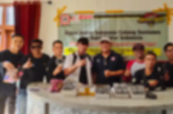 ARCI Sumbawa dan IDI Sumbawa membagikan 500 kacamata gratis untuk para lansia, Minggu (12/6/2022)
