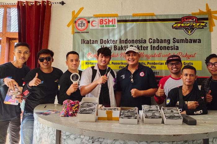 ARCI Sumbawa dan IDI Sumbawa membagikan 500 kacamata gratis untuk para lansia, Minggu (12/6/2022)