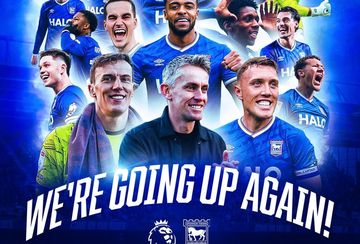 Ipswich Town promosi ke Premier League. Elkan Baggott turut berpesta. 