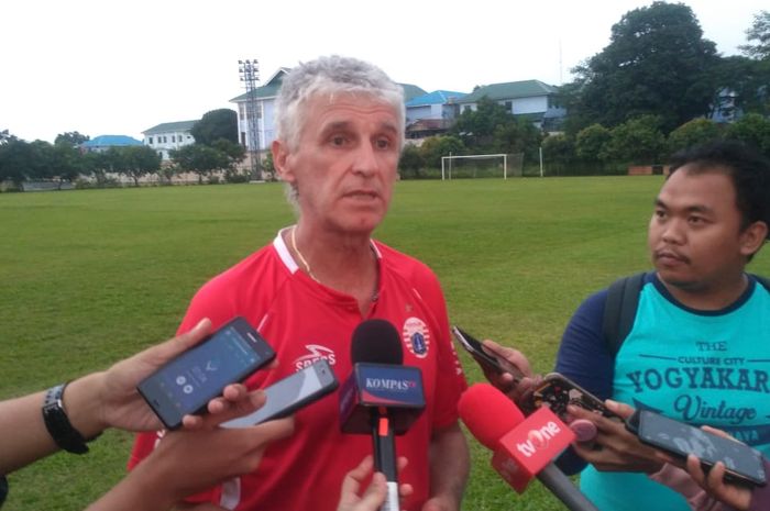 Pelatih Persija Jakarta, Ivan Kolev, menjawab pertanyaan wartawan di Lapangan PSAU TNI AU, Halim Perdanakusuma, Jakarta, Kamis (18/4/2019).