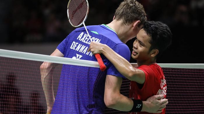 Pebulu tangkis tunggal putra Indonesia, Anthony Sinisuka Ginting, bersalaman dengan Viktor Axelsen setelah laga semifinal Indonesia Masters 2020 di Istora Senayan, Jakarta, Sabtu (18/1/2020).