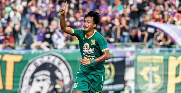 Winger Persebaya Surabaya, Mochamad Supriadi, merayakan gol yang dicetaknya pada laga pembuka Persebaya Surabaya di Piala Gubernur Jatim 2020 yang berlangsung di Stadion Gelora Bangkalan, Madura, Senin (10/2/2020).