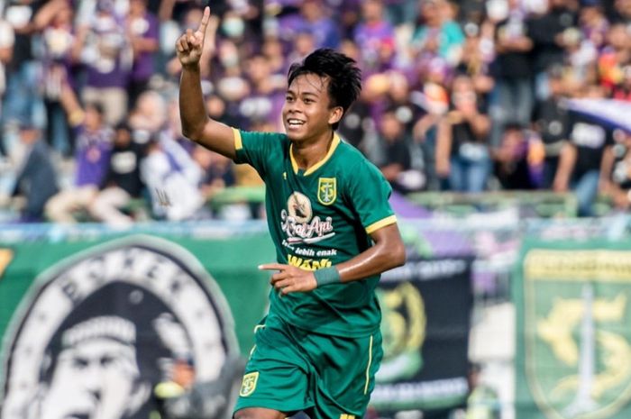 Winger Persebaya Surabaya, Mochamad Supriadi, merayakan gol yang dicetaknya pada laga pembuka Persebaya Surabaya di Piala Gubernur Jatim 2020 yang berlangsung di Stadion Gelora Bangkalan, Madura, Senin (10/2/2020).