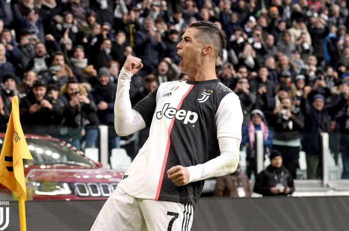 Megabintang Juventus, Cristiano Ronaldo, merayakan gol yang dicetak ke gawang Cagliari dalam laga Liga Italia di Allianz Stadium, Senin (6/1/2020).