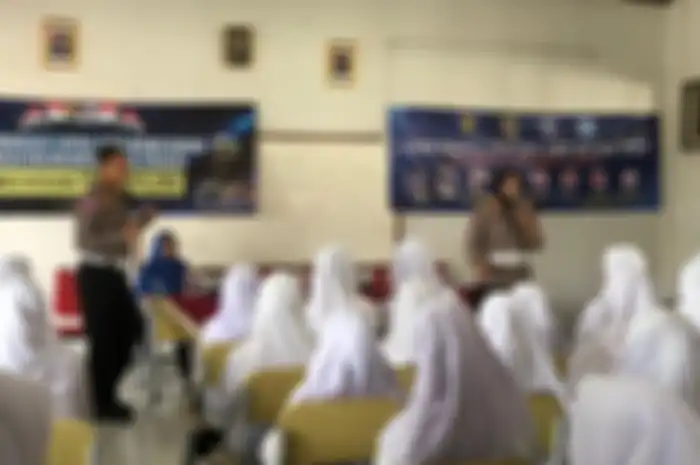 Tidak cuma di jalanan, Operasi Zebra 2022 turut digelar di sekolah SMA, bertujuan untuk sosialisasi pelajar yang membawa motor.