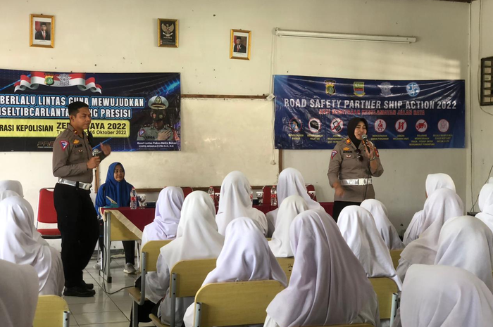 Tidak cuma di jalanan, Operasi Zebra 2022 turut digelar di sekolah SMA, bertujuan untuk sosialisasi pelajar yang membawa motor.