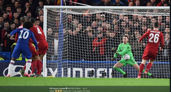 Kiper Liverpool, Adrian San Miguel, melakukan blunder yang berakibat tercipta gol pemain Chelsea, Willian, dalam partai Piala FA, 3 Maret 2020.