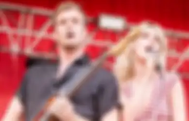 Sepanggung di Festival, Fans Lewis Capaldi 'Berulah' Keluhin Moshpit dan Suruh Wolf Alice Turun Panggung