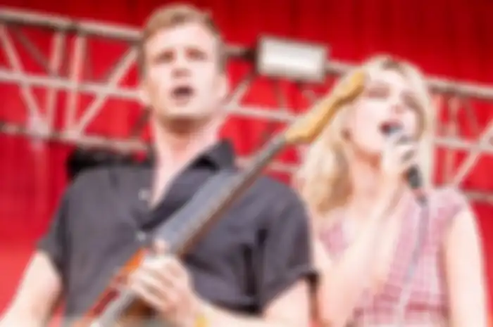 Fans Lewis Capaldi keluhkan moshpit yang rame pas set Wolf Alice di festival