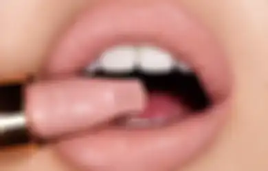 Anti Pucat, Begini 4 Cara Memilih Lipstik Nude Sesuai Warna Kulit!