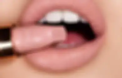 Anti Pucat, Begini 4 Cara Memilih Lipstik Nude Sesuai Warna Kulit!
