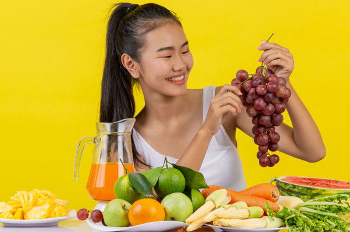 Beberapa makanan yang baik dikonsumsi untuk mencegah penuaan dini pada kulit. 