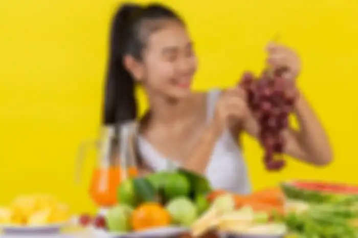 Beberapa makanan yang baik dikonsumsi untuk mencegah penuaan dini pada kulit. 