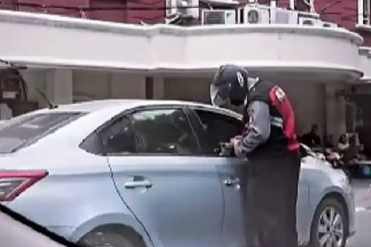 Ciri Polisi Gadungan Bisa Ketahuan dengan Mudah, Terciduk Lagi Tilang Pengemudi Mobil di Daerah Roxy