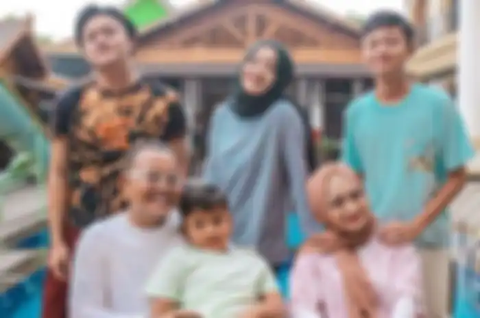Berulang tahun, Nathalie Holscher mendapatkan hadiah istimewa dan Sule dan anak-anak sambungnya.