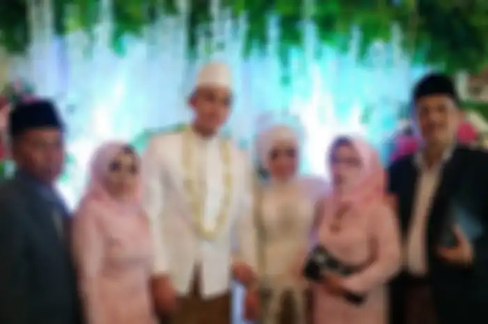 Fadel Islami dan Muzdalifah bersama orang tua dan mertua mereka.