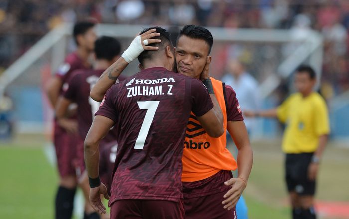 Aksi yang ditunjukkan oleh PSM Makassar dan Madura United di semifinal Piala Indonesia yang berlangsung di Stadion Andi Matalatta, Makassar, Minggu (30/6/2019) sore. Madura United harus mengakui keunggulan tuan rumah PSM Makassar dengan skor 1-0. Kekalahan ini menjadi yang pertama bagi tim besutan D