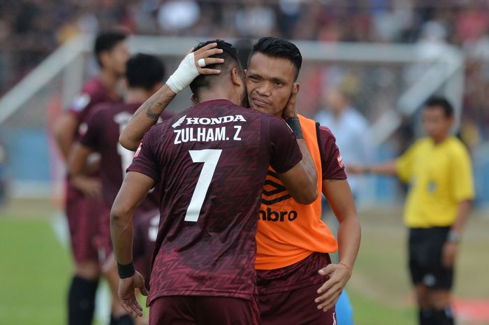 Aksi yang ditunjukkan oleh PSM Makassar dan Madura United di semifinal Piala Indonesia yang berlangsung di Stadion Andi Matalatta, Makassar, Minggu (30/6/2019) sore. Madura United harus mengakui keunggulan tuan rumah PSM Makassar dengan skor 1-0. Kekalahan ini menjadi yang pertama bagi tim besutan Dejan Antonic tersebut setelah enam laga sebelumnya di semua ajang tak tersentuh kekalahan.