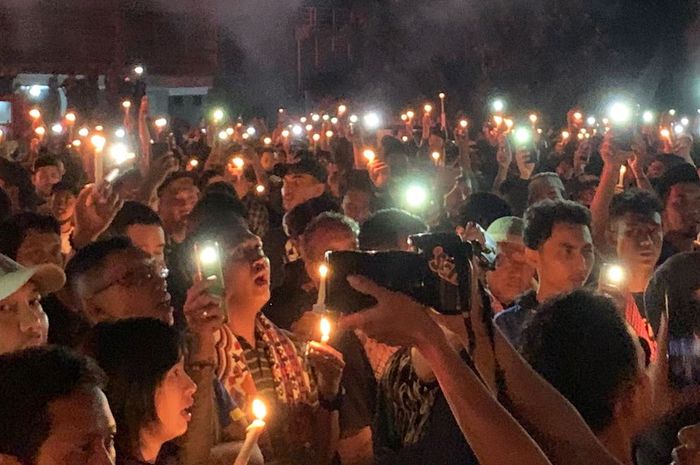 Suasana saat ribuan suporter dari berbagai klub di Indonesia berkumpul di Stadion Mandala Krida dalam acara doa bersama Tragedi Kanjuruhan pada Selasa (4/10/2022)