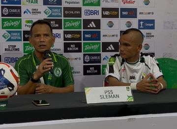Pelatih PSS Sleman, Ansyari Lubis, dan pemain Riko Simanjuntak, usai laga kontra Kendal Tornado FC di Championship, Minggu (29/3/2026). 