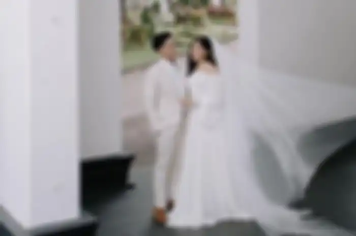 Potret prewedding Kaesang dan Erina dengan outfit serba putih.