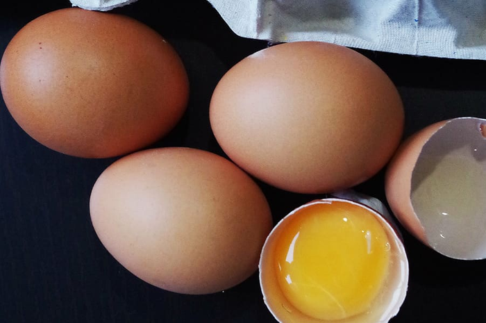 Telur mentah.