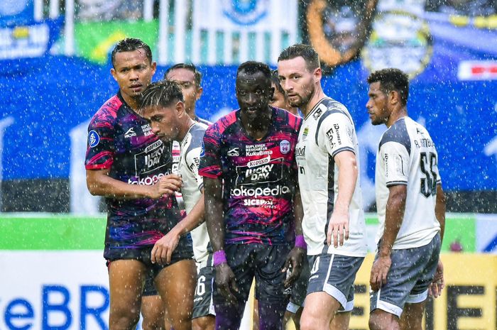 Suasana pertandingan antara Rans Nusantara FC vs Persib Bandung pada laga pekan ke-25 Liga 1 2022-2023 di Stadion Pakasari, Bogor, Minggu (19/2/2023).