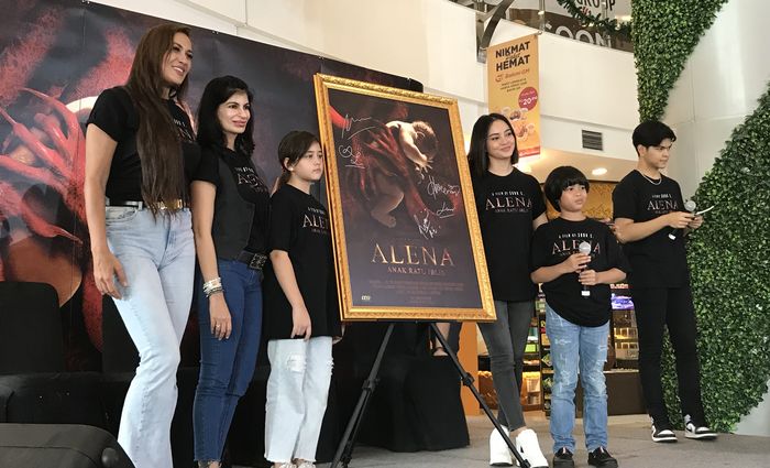 Ririn Ekawati bersama pemain film Alena Anak Ratu Iblis saat press conference di kawasan Cipinang, Jakarta Timur, Minggu (27/11/2022).