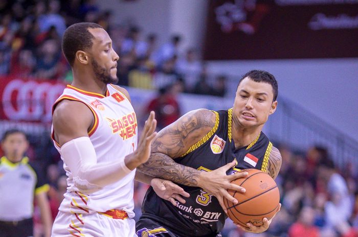 Pemain BTN CLS Knights Indonesia, Brandon Jawato, berupaya melewati penjagaan pemain Saigon Heat pada lanjutan seri reguler ABL 2018-2019 di CIS Arena, Ho Chin Minh City, Vietnam, Minggu (24/2/2019).