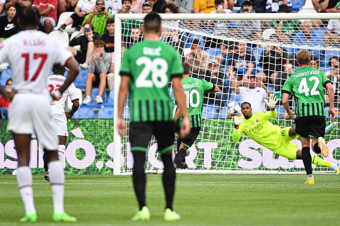 Kiper AC Milan, Mike Maignan, sukses mengagalkan sepakan penalti penyerang Sassuolo, Domenico Berardi pada laga di Stadion Mapei, Selasa (30/8/2022) malam WIB pada pekan keempat Liga Italia 2022-2023.