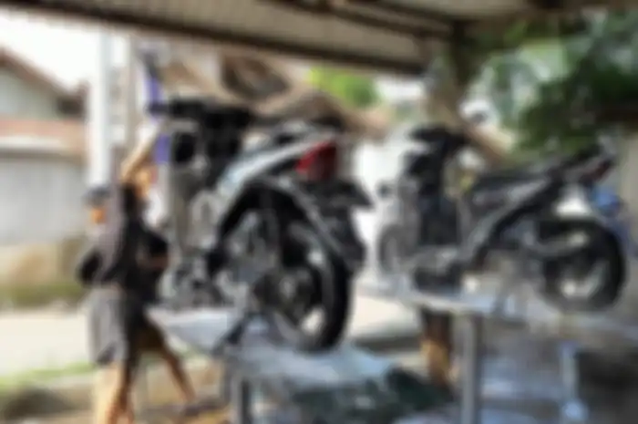 Sebelum ditinggal mudik lebaran Idul Fitri, ada baiknya motor dicuci terlebih dahulu. Sepele tapi bermanfaat besar. 