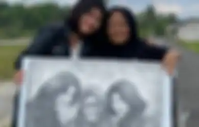 Foto Amel Bareng Ibunda Nike Ardilla Viral, Matanya Berkaca-kaca Dapat Pesan Khusus dari Arwah Sang Biduan, Netizen Berdebat