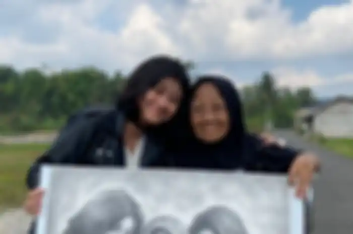 Foto Amel bareng ibunda Nike Ardilla viral di media sosial. Amel Nike Ardilla gadis yang dianggap mirip almarhum Nike Ardilla ini sedang naik daun.