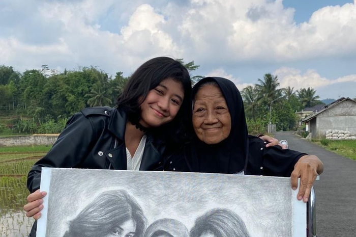 Foto Amel bareng ibunda Nike Ardilla viral di media sosial. Amel Nike Ardilla gadis yang dianggap mirip almarhum Nike Ardilla ini sedang naik daun.