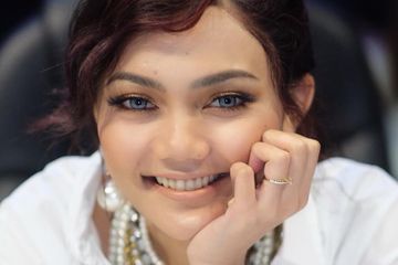 Setelah Pamer Cincin Tunangan, Rina Nose Angkat Bicara Tentang Bulan Lamaran