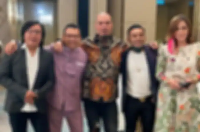 Foto bersama Ahmad Dhani dan Maia berdekatan