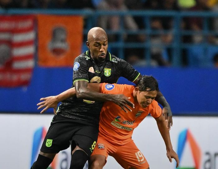 Duel Adam Alis dan Paulo Henrique dalam laga Borneo FC kontra Persebaya Surabaya pada pekan ke-28 Liga 1 2023/2024.