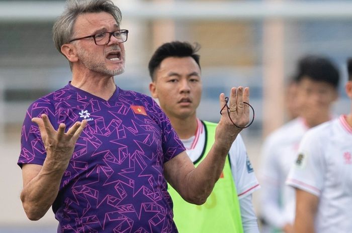 Pelatih Vietnam Philippe Troussier marah-marah saat menggelar latihan untuk menghadapi Timnas Indonesia di Stadion Nasional My Dinh, Hanoi, 26 Maret 2024.