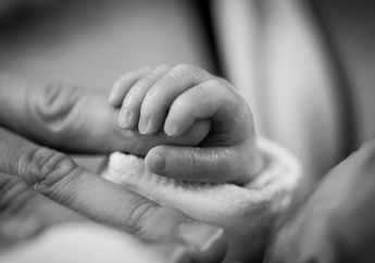 Sedang Tidur Nyenyak di Kamar Bersama sang Ibu, Bayi 2 Tahun di Bandung Meninggal Dunia Tertimpa Tembok Rumahnya yang Mendadak Roboh